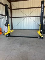 HALO LIFTS Base Plate 2 Post Car Lift - 10,000 LB Capacity HALO LIFTS Base Plate 2 Post Car Lift - 10,000 LB Capacity