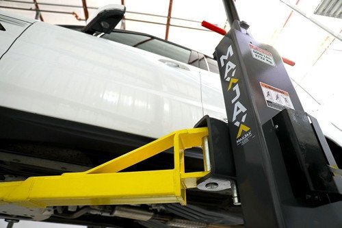 MaxJax® M7K Portable Two Post Garage Lift - Standard Package MaxJax® M7K Portable Two Post Garage Lift - Standard Package